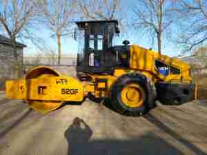 <span class=keywords><strong>Rodillo</strong></span> <span class=keywords><strong>de</strong></span> carretera <span class=keywords><strong>de</strong></span> 20 toneladas <span class=keywords><strong>de</strong></span> servicio pesado 520F para <span class=keywords><strong>alquiler</strong></span> o venta, perfecto para cimentación <span class=keywords><strong>de</strong></span> carreteras y compactación <span class=keywords><strong>de</strong></span> asfalto - Product Image 2