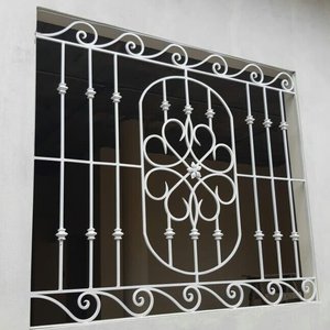 Conception personnalisée de grilles de fenêtre en fer de style <span class=keywords><strong>moderne</strong></span> en acier inoxydable fixe ouvert avec des motifs de défilement traditionnels pour les hôtels et les hôpitaux - Product Image 2