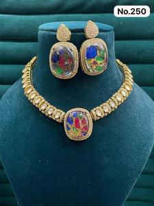 Ensemble collier et boucles d'oreilles en zircon de designer moderne avec un design de pierres étincelantes pour la collection de bijoux de mode féminine - Product Image 3