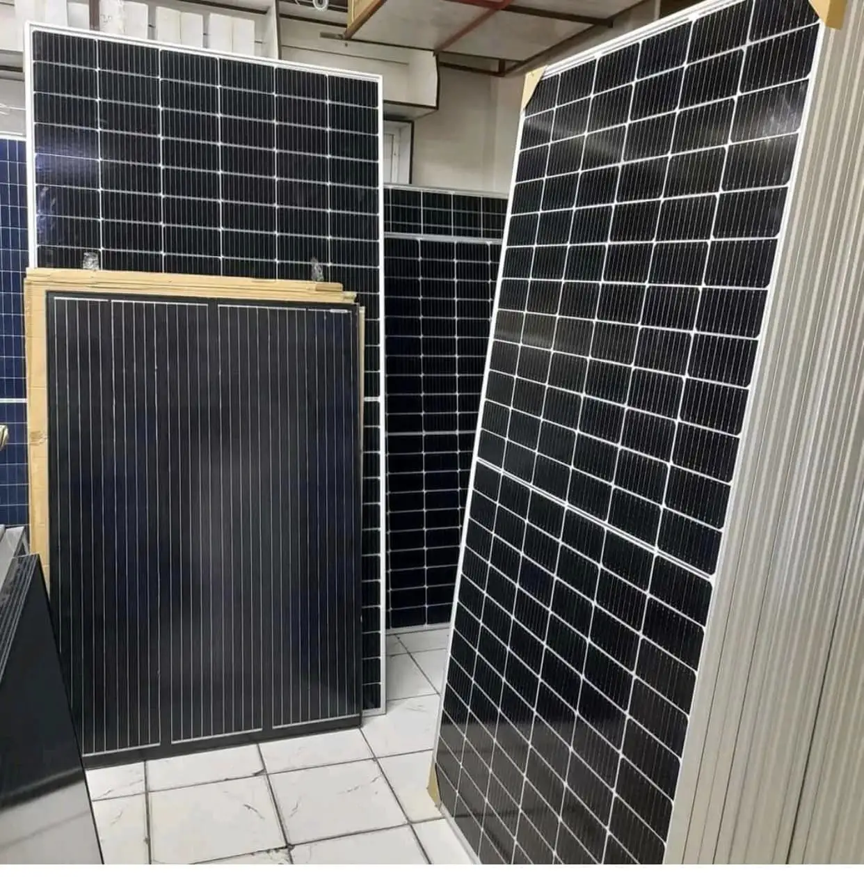 Tấm năng lượng mặt trời 550 watt hiệu quả cao Mono quang điện 540W 550 W 560W Tấm pin mặt trời Màu đen