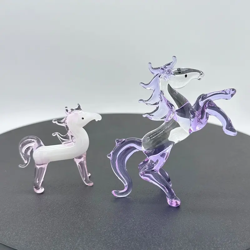2024 Novo design de escultura de animal de cristal de desenho animado estatueta de cavalo correndo