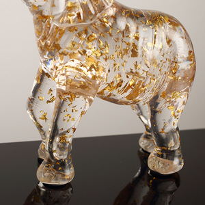 Ensemble de figurines d'éléphant en feuille d'or transparente, 2 pièces, en résine, décor de table fait à la main pour salon, armoire à vin, meuble TV - Product Image 4