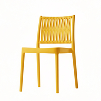 Chaises de salle à manger empilables en plastique durables à bas prix de Jietuo pour les hôtels, les cafés et les cuisines commerciales