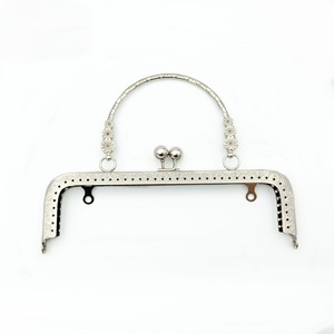 Clip de asa de aleación de zinc dorado claro de 20 cm con grabado de tres flores para bolsos de banquete y manualidades DIY - Product Image 3