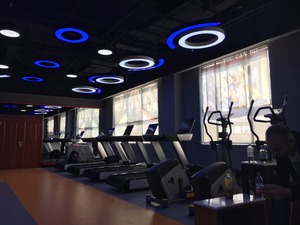 Tapis roulant électrique commercial avec moniteur de fréquence cardiaque sans fil, écran HD, cadre en acier antidérapant - Équipement de musculation pour salle de sport - Product Image 3