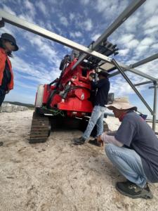 Controlador de pila solar multifuncional más vendido con componentes de motor de bomba de motor central para instalación de pila de tornillo de tierra - Product Image 5