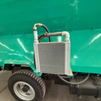 Véhicule Distributeur d'Aliments Diesel à Trois Roues Grande Capacité pour l'Alimentation du Bétail et des Ovins en Ferme