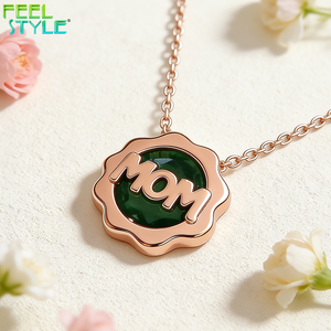 Collier pendentif personnalisé en acier inoxydable 316L plaqué or PVD, avec breloque pièce de monnaie à contour ondulé en forme de pétale, bord festonné et malachite verte - Product Image 3