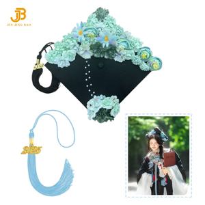 Vestidos de gorras de graduación de la Universidad Unisex de flores personalizadas para niños y adultos fiesta apropiada con borla - Product Image 1