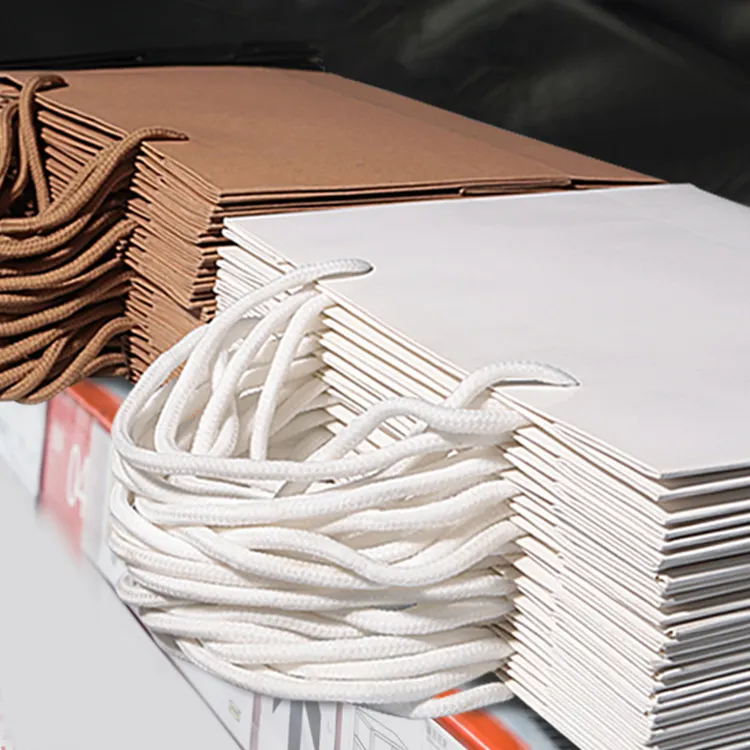 كيس ورقي مخصص بشعارك الخاص كيس ورقي صديق للبيئة يُستخدم لمرة واحدة مع مقبض ملتوٍ أكياس ورقية مزينة بطباعة لون بني
