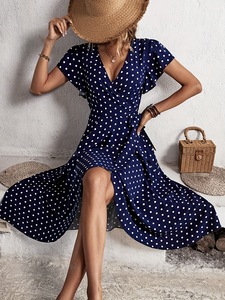 Vestido de mujer al por mayor con estampado de lunares, cuello en V, manga con volantes y bajo irregular, ideal para vacaciones en la playa. - Product Image 1