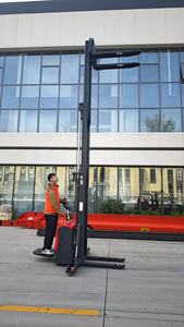 Montacargas Apilador de Iones de Litio Antivuelco con Estabilizadores Laterales Hidráulicos, Sistema de Estabilidad Patentado, Capacidad de Carga de 2 Toneladas, Uso en Restaurantes - Product Image 2