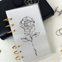 Protège-documents à feuilles mobiles en acrylique transparent rose A6, avec intercalaire rigide rayé pour carnet de notes, et clip de fixation pour pages intérieures à anneaux.