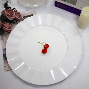 Placa de cargador de plástico blanco con borde ondulado de 13 pulgadas de lujo, elegante, desechable, para fiestas de cumpleaños, Decoración de mesa debajo del plato - Product Image 2