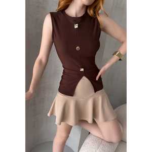 Blusa de punto sin mangas con detalle metálico y abertura para mujer, estilo minimalista para uso diario. - Product Image 3