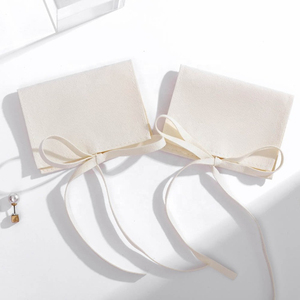 Pochette à bijoux de luxe en microfibre légère de style enveloppe beige avec logo personnalisé, taille personnalisable pour collier, boucles d'oreilles, bague - Product Image 3