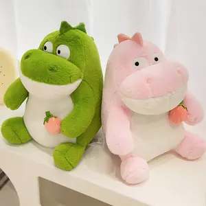 Bambola di peluche di dinosauro adorabile personalizzata in fabbrica che tiene regalo alla fragola decorazione per la casa rosa verde coppia di peluche dinosauri peluches