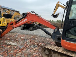 รถขุดไฮดรอลิกตีนตะขาบ DOOSAN KX165 สีส้ม พร้อมห้องโดยสาร รถก่อสร้างมือสอง น้ำหนัก 5540 กก. อะไหล่หลักได้รับการรับรอง ใช้งานมาแล้ว 0-2000 ชั่วโมง - Product Image 5