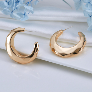 Pendientes de aro gruesos en forma de C irregulares <span class=keywords><strong>CCB</strong></span> de resina de joyería de moda de estilo europeo para mujer - Product Image 3