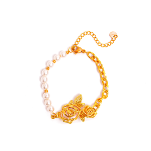 สร้อยข้อมือแฟชั่นดีไซน์กุหลาบ ประดับมุก  วัสดุสแตนเลสสตีล 316L ชุบทอง PVD - Product Image 2
