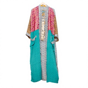 Kimono Sari Térmico Elegante de Seda 100% Pura con Estampado Floral Paisley Pintado a Mano, Bata Vintage Suave para Fiesta en la Playa, Hecho a Mano en India - Product Image 1