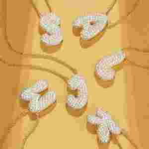 Colliers pendentifs tendance Hip Hop pour couple, avec breloques initiales A-Z, entièrement sertis de diamants et pierres précieuses, lettres bulles - Product Image 3