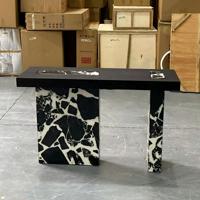 Table console sur piétement en marbre noir design, surface en bois massif, table d'entrée de luxe pour hôtel et projets résidentiels