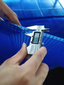 แผ่นโพลีคาร์บอเนตหลายผนัง9มม. ทนทานทันสมัย4ft กว้าง x 8FT ยาวสามชั้นผนังกลวงดีไซน์5 + ปีสำหรับหลังคา - Product Image 6