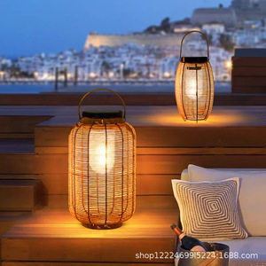 Lámpara Solar de Mimbre Tejido con Asa, Luz LED Recargable para Jardín, Patio, Terraza y Mesa - Product Image 1