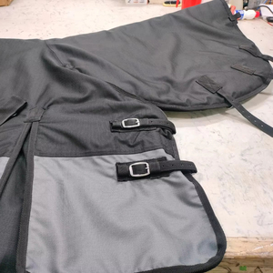 Manta de invierno para caballo para todo tipo de clima con relleno térmico y hebillas de liberación rápida para un uso sencillo - Product Image 1