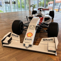 Escultura Personalizada de Fibra de Vidrio Proceso de Fibra de Carbono Simulación de Coche de Carreras Fórmula 1 Modelo 1:1 Decoración Artesanal en Resina