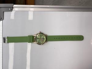 Montre à quartz pour femme HYF, cadran rond de 30 mm, bracelet en silicone, affichage analogique, élégante, couleur verte, fermoir à boucle - Product Image 3