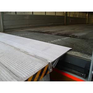 Plataforma Niveladora Electrohidráulica de Aluminio con Labio Oscilante OIL250B-ALL 6000kg para la Industria Alimentaria, Farmacéutica y de Frigoríficos con Certificación HACCP - Product Image 6