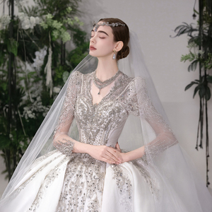 Robe de mariée de bal GT154 moderne, style princesse, ornée de perles et d'applications, en satin, longueur ras du sol, personnalisable - Product Image 2