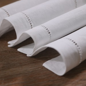 Premium Weiße Baumwollserviette mit Feiner Hohlsaumstickerei Atmungsaktiver Stoff für Hochzeiten & Restaurants - Product Image 6