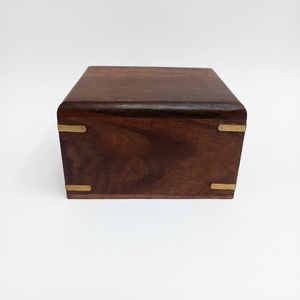 Urnes funéraires en bois sculpté de haute qualité, design moderne, écologiques et personnalisables pour hommes, femmes et enfants - Product Image 1
