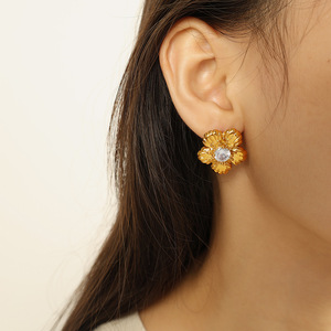 ต่างหูรูปดอกไม้สีทองประดับเพชรเซอร์คอนสีขาวสำหรับใส่ทุกวัน - Product Image 3
