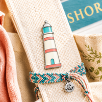Broches en métal rose en gros de Chine, épingles personnalisées pour femmes, broches de voyage en émail dur en forme d'avion, de phare et de dessin animé
