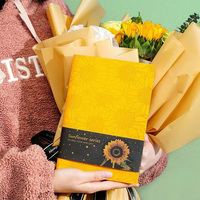 Carnet à couverture souple avec impression florale en relief, perforation 3 trous, s'ouvre à plat (180 degrés), sensation premium, logo personnalisable, couleur personnalisable