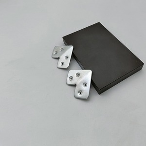 Soportes de esquina de aluminio 50x29mm, conectores de herrajes duraderos para muebles, para soportes de mesas, sillas, puertas y ventanas - Product Image 1