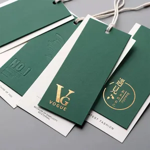 Custom Luxe Kledingstuk Swing Tags Kleding Label Merknaam Reliëf Goudfolie Logo Hang Tag Groen Papier Hangtags Voor Kleding