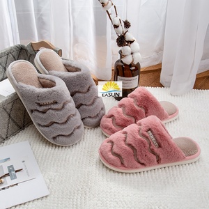 Pantoufles en peluche à prix de gros et d'usine, chaussettes-pantoufles d'hiver, pantoufles bottes moelleuses, pantoufles pour femmes - Product Image 6