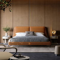 Cadre de lit en cuir de luxe moderne, lit capitonné minimaliste italien taille King pour projets hôteliers et mobilier de chambre haut de gamme