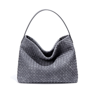 Sac fourre-tout vintage mat de luxe pour femme, tissé à la main, à porter à l'épaule ou en bandoulière, design minimaliste, ouverture supérieure, usage quotidien - Product Image 4
