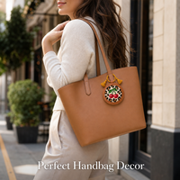 Breloque en cuir brodée sur mesure pour sac, ornement de voiture, pendentif artisanal de luxe en PU, idée cadeau artisanale pour femmes
