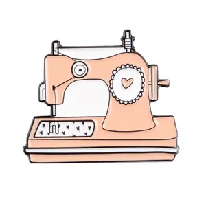 Металлический Мягкий эмалированный значок в форме швейной машинки на заказ