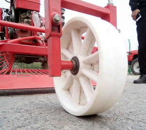 Nuevo Modelo de Cosechadora de Montaje Frontal, para Reducir el Daño a las <span class=keywords><strong>Ruedas</strong></span> al Cultivo de Ajo, <span class=keywords><strong>con</strong></span> Rodillos de Transporte Suave y Vibración para Descompactación - Product Image 2