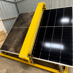 Limpiador de Paneles Solares Montado sobre Orugas, Sistema de Limpieza de Paneles Solares para Techos Resistente a Tormentas de Arena, Máquina de Limpieza de Paneles Solares Guiada por Rieles - Product Image 1
