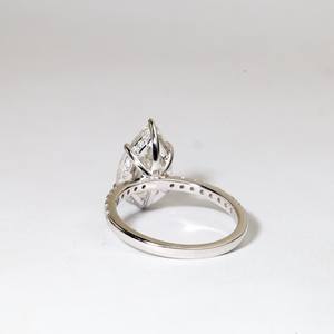 Anillo de compromiso de lujo con diamante de laboratorio en forma de pera, oro blanco, promesa de eternidad, pavé, herencia, anillo llamativo - Product Image 3