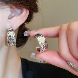 ต่างหูแฟชั่นสไตล์ยุโรปและอเมริกา ดีไซน์หรูหรา ทรงโค้งใหญ่ ลายโดดเด่น สำหรับผู้หญิง - Product Image 3